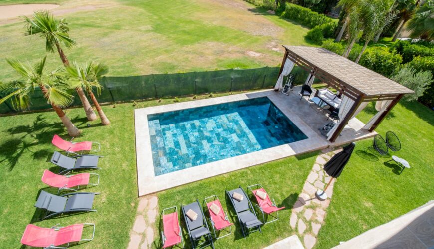 Villa Marrakech concierge : cleaned pool, aligned sunbeds, folded towels – Your Host Marrakech