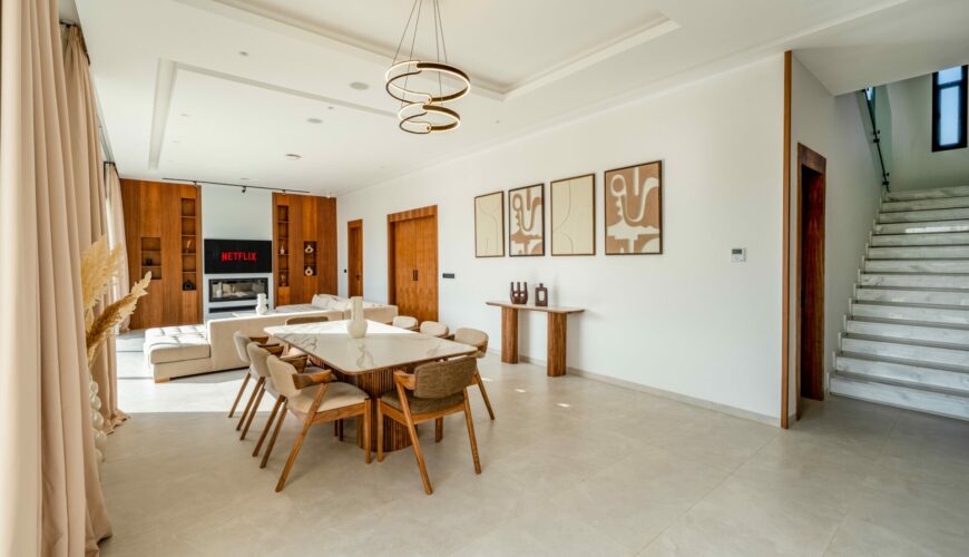 Graphique de performance et clés symbolisant la gestion locative à Marrakech