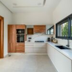 Expert de la conciergerie marrakech Your Host planifiant un itinéraire personnalisé sur une carte ancienne.