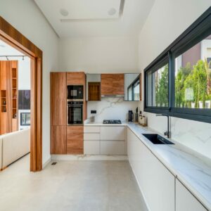 Expert de la conciergerie marrakech Your Host planifiant un itinéraire personnalisé sur une carte ancienne.