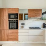 Graphique de croissance et tableau de bord symbolisant la gestion locative courte durée performante à Marrakech.