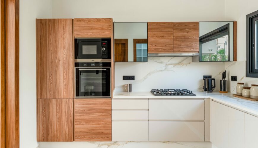 Graphique de croissance et tableau de bord symbolisant la gestion locative courte durée performante à Marrakech.