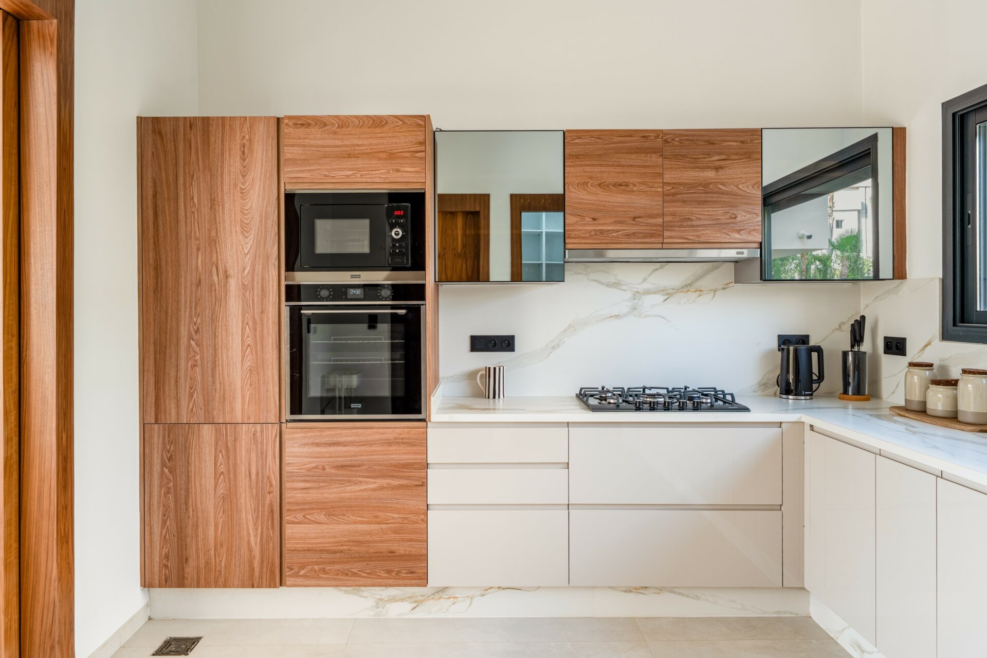 Graphique de croissance et tableau de bord symbolisant la gestion locative courte durée performante à Marrakech.