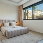 Concierge expert de Your Host Marrakech présentant un plan d'immersion culturelle personnalisé dans la médina.