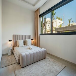 Concierge expert de Your Host Marrakech présentant un plan d'immersion culturelle personnalisé dans la médina.