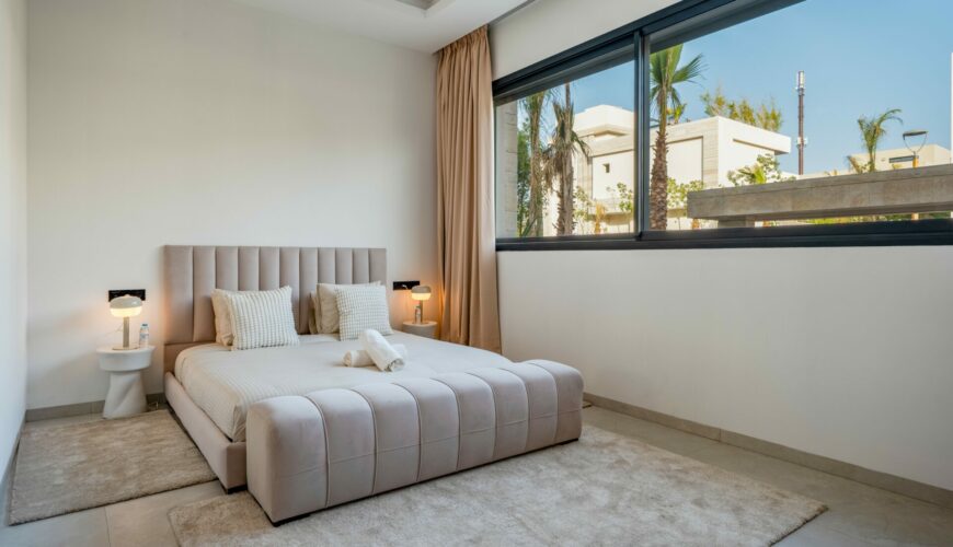 Concierge expert de Your Host Marrakech présentant un plan d'immersion culturelle personnalisé dans la médina.