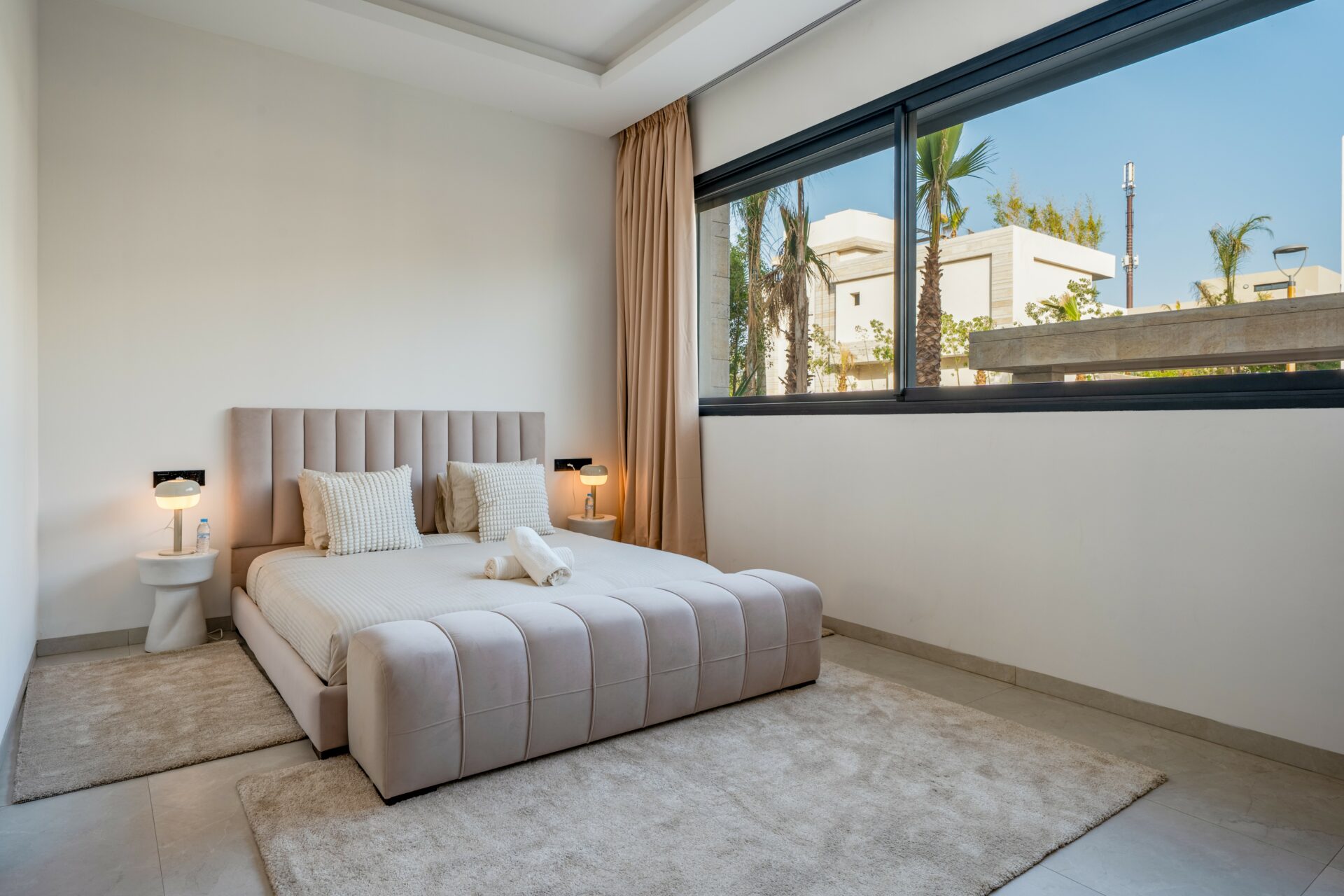 Concierge expert de Your Host Marrakech présentant un plan d'immersion culturelle personnalisé dans la médina.