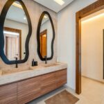 Concierge expert Your Host Marrakech offrant un passeport symbolique pour un voyage sans souci.