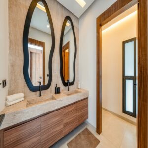 Concierge expert Your Host Marrakech offrant un passeport symbolique pour un voyage sans souci.