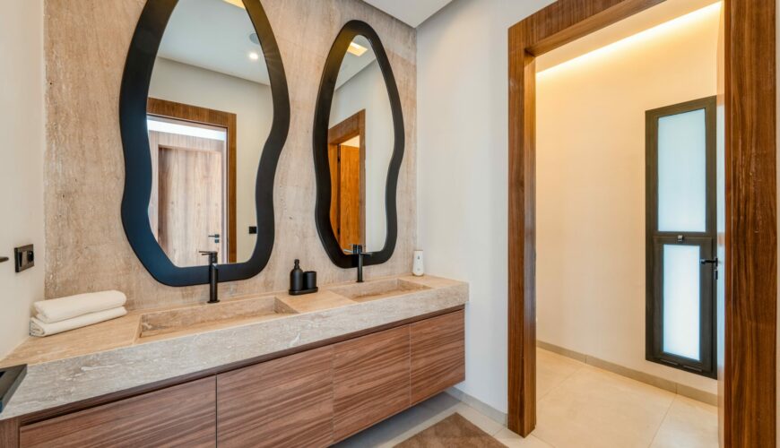 Concierge expert Your Host Marrakech offrant un passeport symbolique pour un voyage sans souci.