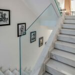 Expert en gestion locative inspectant et préservant un riad traditionnel de Marrakech.