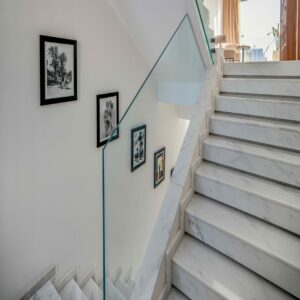 Expert en gestion locative inspectant et préservant un riad traditionnel de Marrakech.