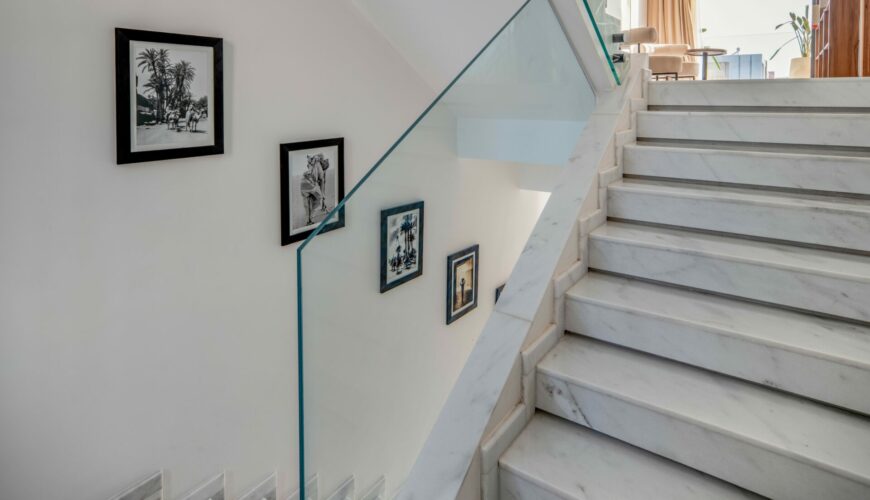 Expert en gestion locative inspectant et préservant un riad traditionnel de Marrakech.