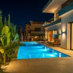 Architecte d'expérience Your Host Marrakech esquissant le scénario d'un voyage personnalisé sur carte ancienne.