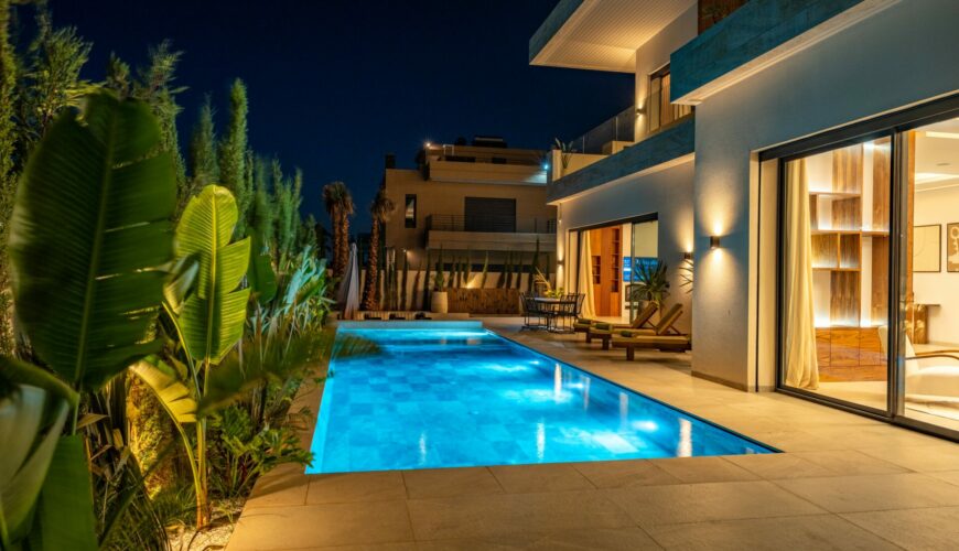 Architecte d'expérience Your Host Marrakech esquissant le scénario d'un voyage personnalisé sur carte ancienne.