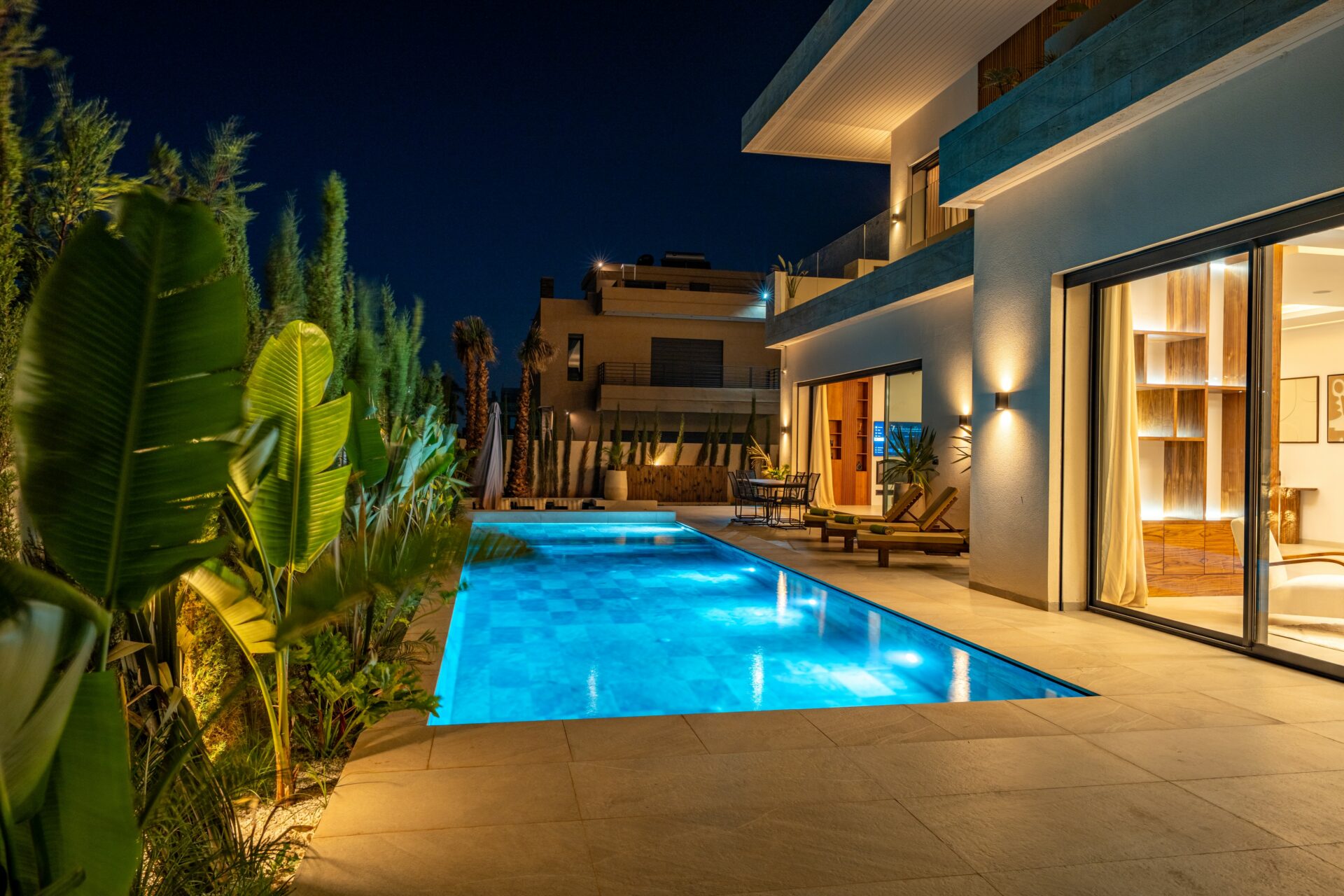 Architecte d'expérience Your Host Marrakech esquissant le scénario d'un voyage personnalisé sur carte ancienne.