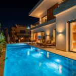 Expert Your Host Marrakech en assistance propriétaire analysant un plan stratégique avec un client.