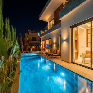 Expert Your Host Marrakech en assistance propriétaire analysant un plan stratégique avec un client.