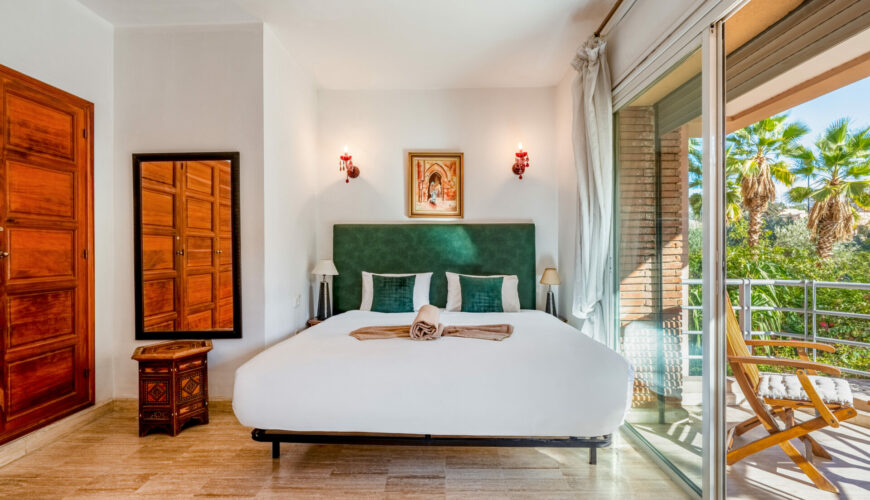 Short‑term rental management Marrakech: owner relaxing while guests enjoy the pool – Your Host Marrakech