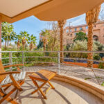 Conciergerie Marrakech : artisan marocain partageant son savoir-faire avec des voyageurs – Your Host Marrakech