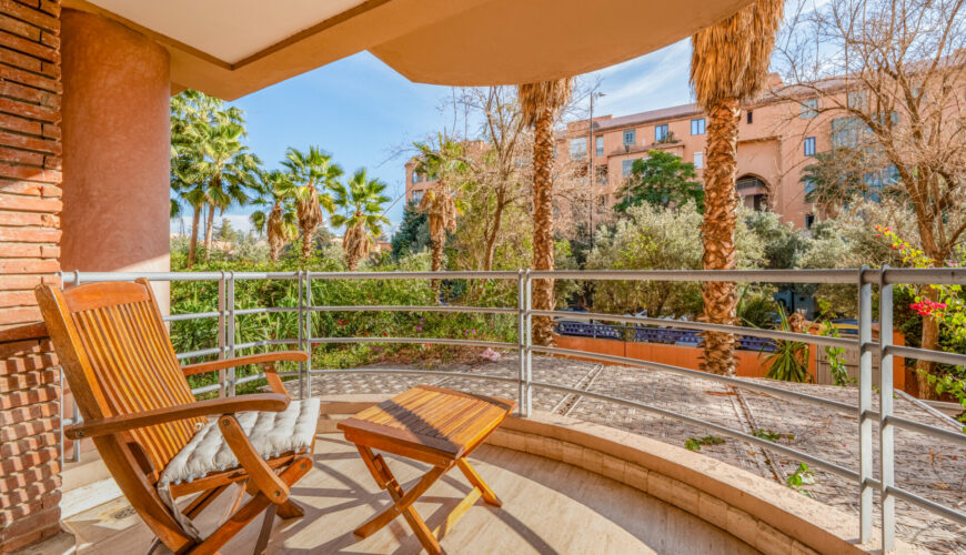 Conciergerie Marrakech : artisan marocain partageant son savoir-faire avec des voyageurs – Your Host Marrakech
