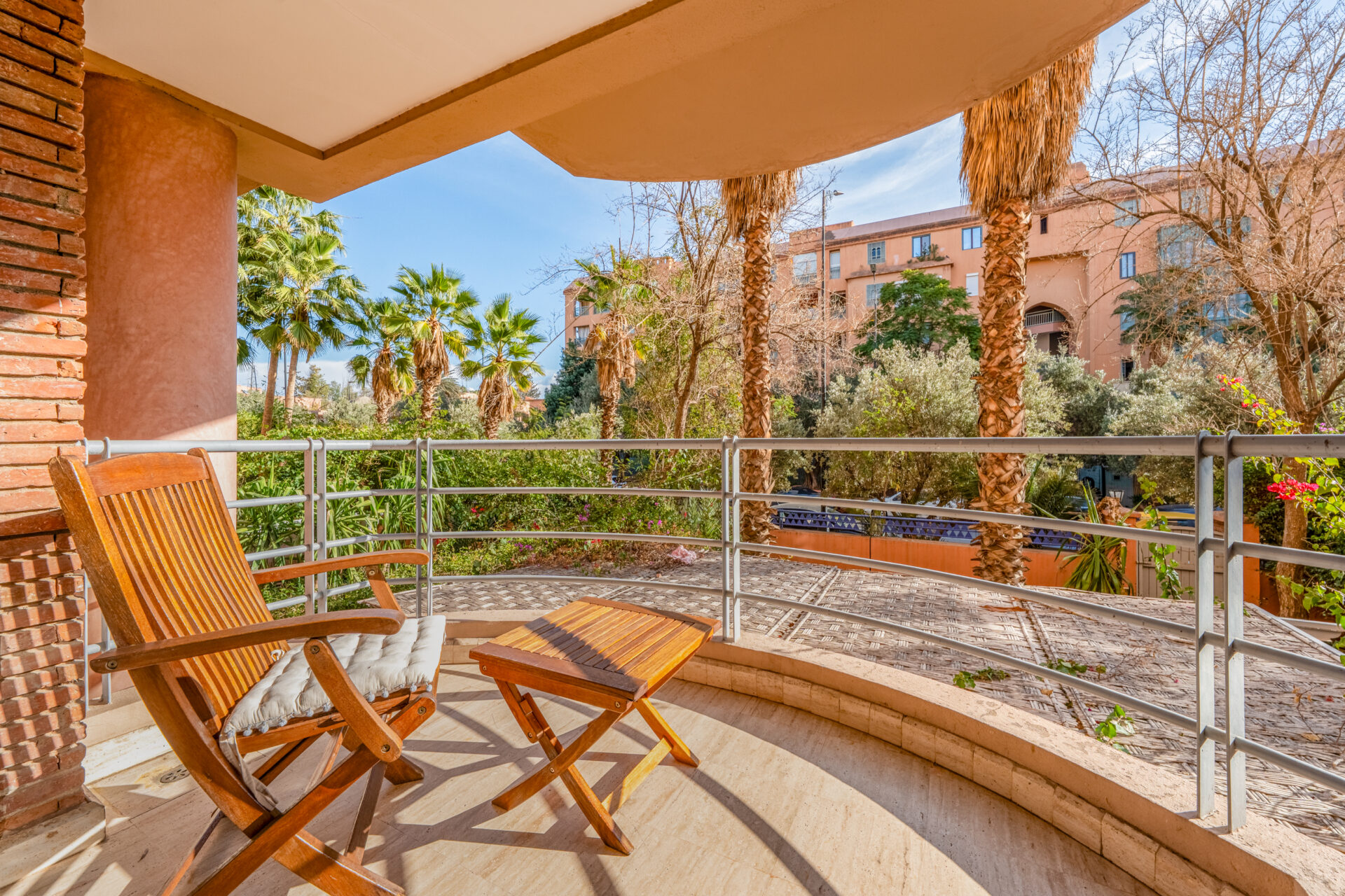 Conciergerie Marrakech : artisan marocain partageant son savoir-faire avec des voyageurs – Your Host Marrakech