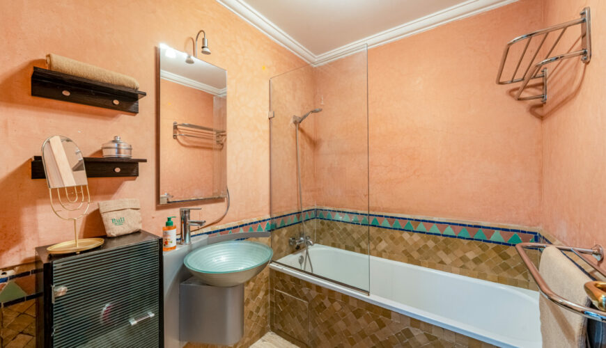 Gestion locative courte durée Marrakech : propriétaire consultant un tableau de bord de revenus – Your Host Marrakech