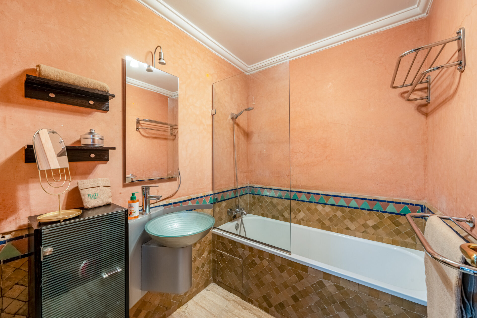 Gestion locative courte durée Marrakech : propriétaire consultant un tableau de bord de revenus – Your Host Marrakech