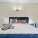 Gestion locative courte durée Marrakech : technicien vérifiant une climatisation dans un riad – Your Host Marrakech