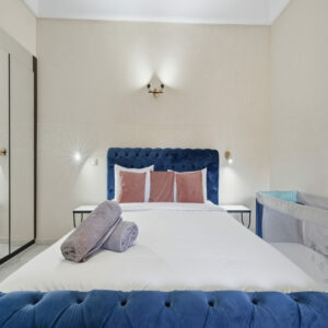 Gestion locative courte durée Marrakech : technicien vérifiant une climatisation dans un riad – Your Host Marrakech