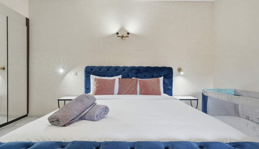 Gestion locative courte durée Marrakech : technicien vérifiant une climatisation dans un riad – Your Host Marrakech