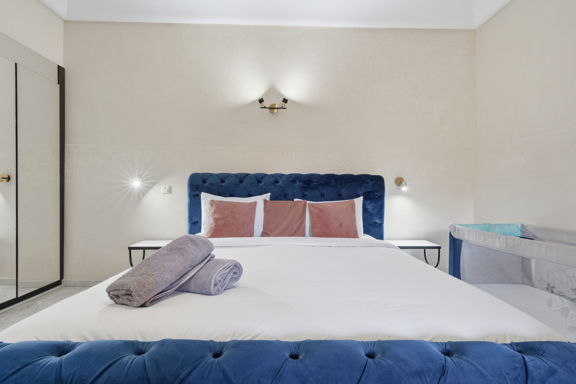 Gestion locative courte durée Marrakech : technicien vérifiant une climatisation dans un riad – Your Host Marrakech