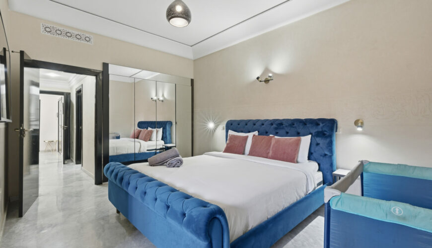 Conciergerie luxe Marrakech : mains gantées déposant un plateau repas sans faire de bruit – Your Host Marrakech