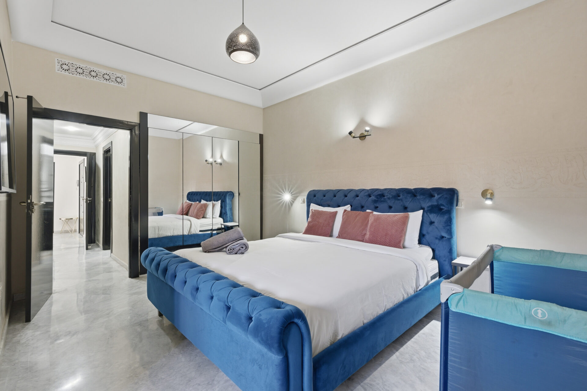 Conciergerie luxe Marrakech : mains gantées déposant un plateau repas sans faire de bruit – Your Host Marrakech