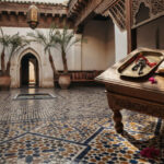Conciergerie à Marrakech accueillant un voyageur dans un riad de la médina - conciergerie marrakech