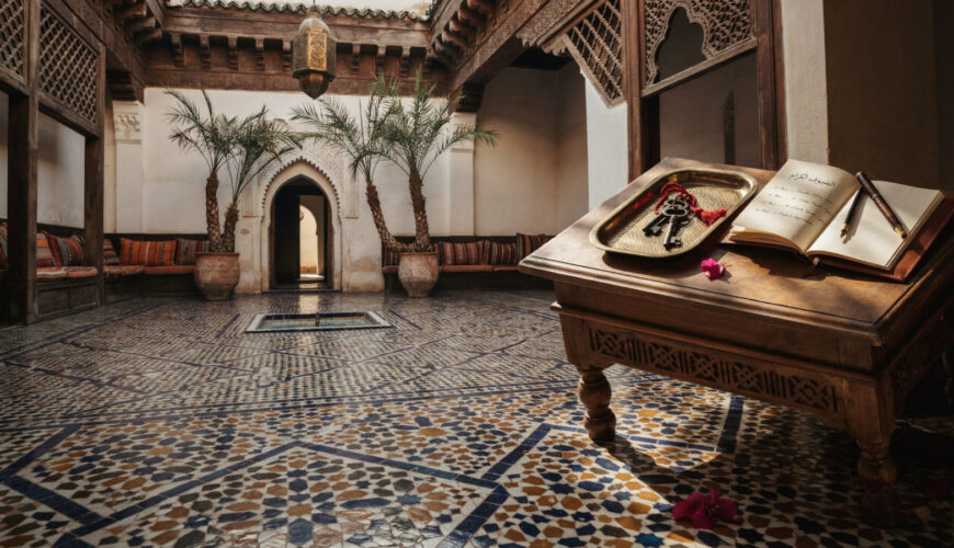 Conciergerie à Marrakech accueillant un voyageur dans un riad de la médina - conciergerie marrakech