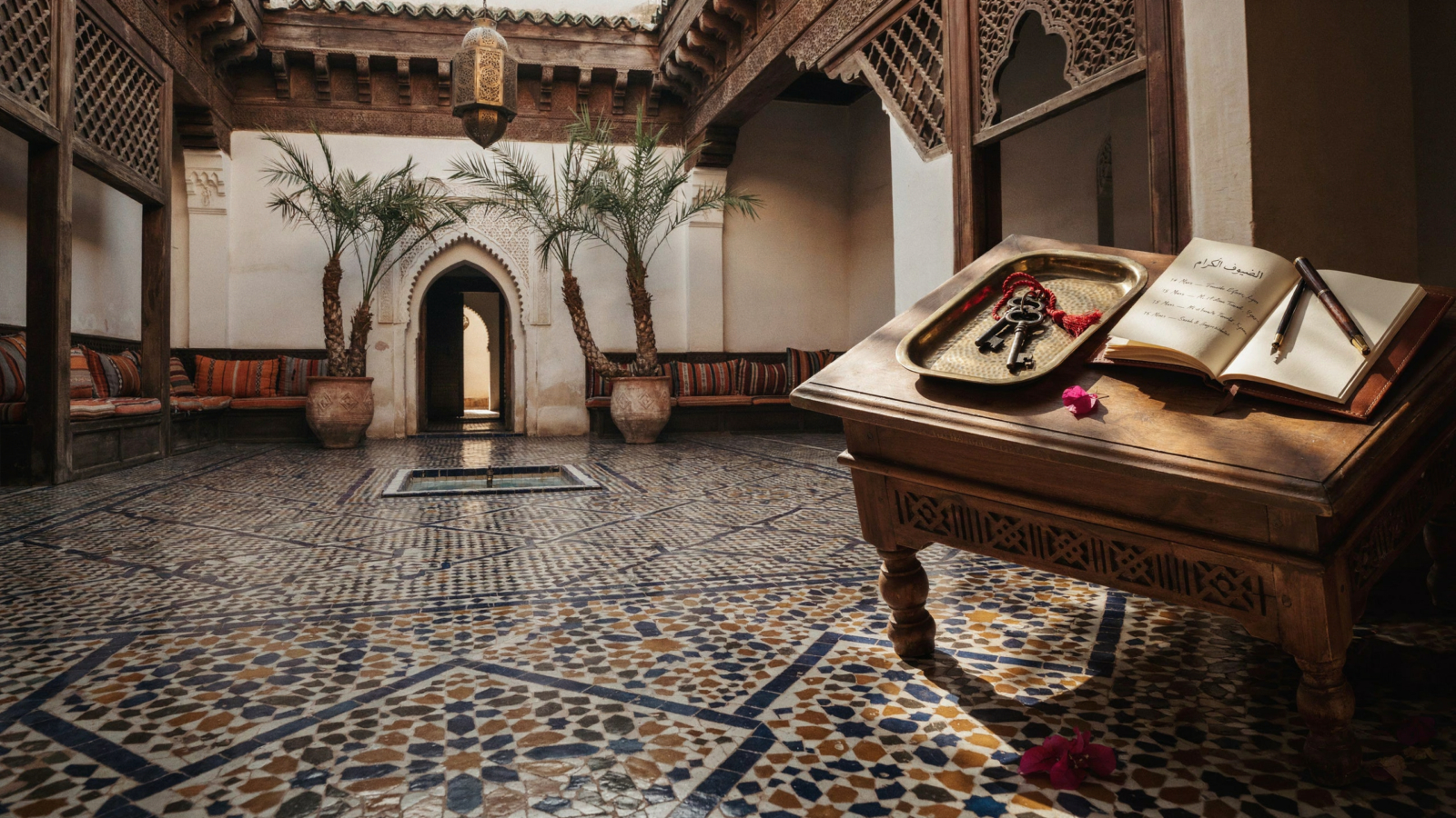 Conciergerie à Marrakech accueillant un voyageur dans un riad de la médina - conciergerie marrakech