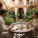 Propriétaire de riad posant des questions à une conciergerie à Marrakech dans un patio ombragé - conciergerie marrakech