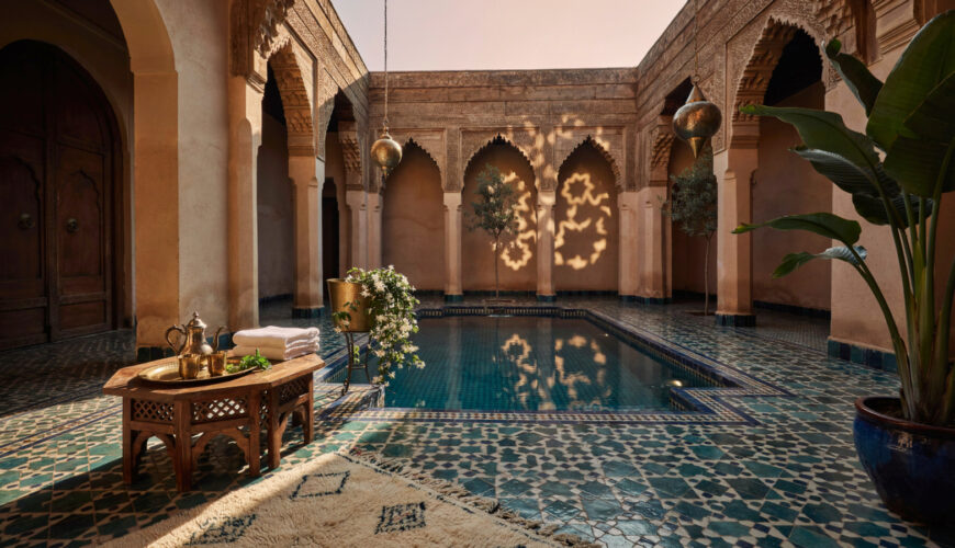 Villa marocaine avec piscine et patio, illustrant une conciergerie villa Marrakech au coucher du soleil